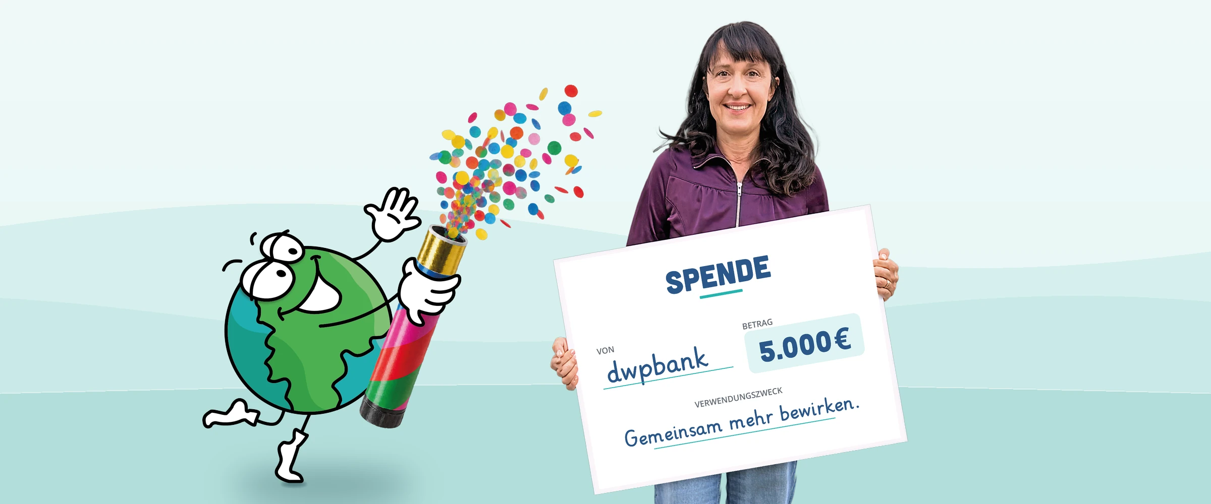 Diana Bartl hält einen großen Spendencheck: Spende von dwpbank, 5.000 Euro, Verwendungszweck „Gemeinsam mehr bewirken.“